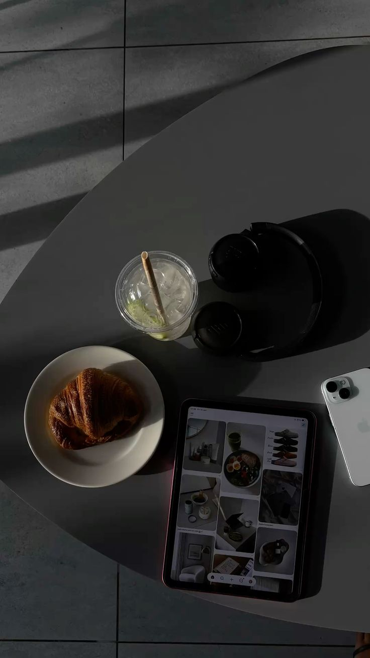 カフェでパソコンを開き、スタイルを学ぶイメージ