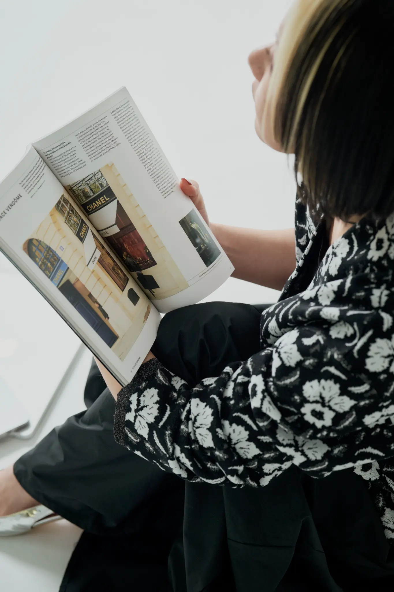 雑誌を広げながらスタイリングを考える様子